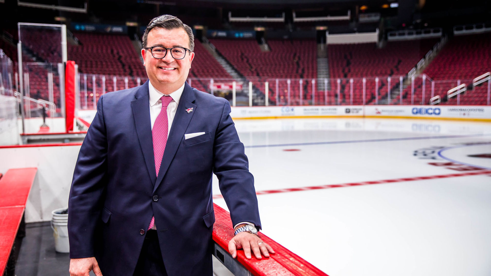 Se necesitan voces diversas en el hockey sobre hielo, dice el mexicano al frente de los Coyotes de Arizona